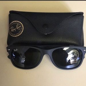 NEW RAYBAN WAYFARER BLACK MATTE